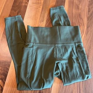 Athleta Salutation Stash Pocket II 7/8 Tight